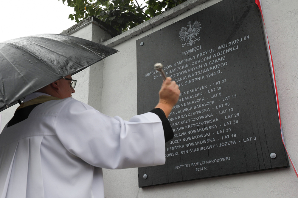 Odsłonięcie tablicy upamiętniającej zamordowanych przez Niemców mieszkańców kamienicy przy ul. Wolskiej 94 – Warszawa, 5 sierpnia 2024. Fot. Mateusz Niegowski (IPN)