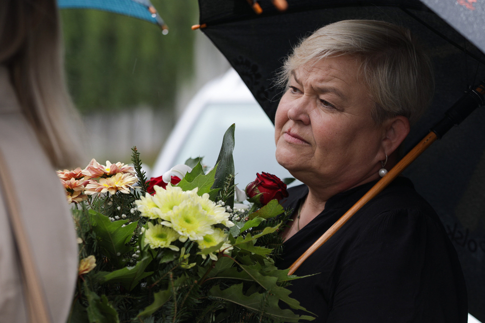 Odsłonięcie tablicy upamiętniającej zamordowanych przez Niemców mieszkańców kamienicy przy ul. Wolskiej 94 – Warszawa, 5 sierpnia 2024. Fot. Mateusz Niegowski (IPN)