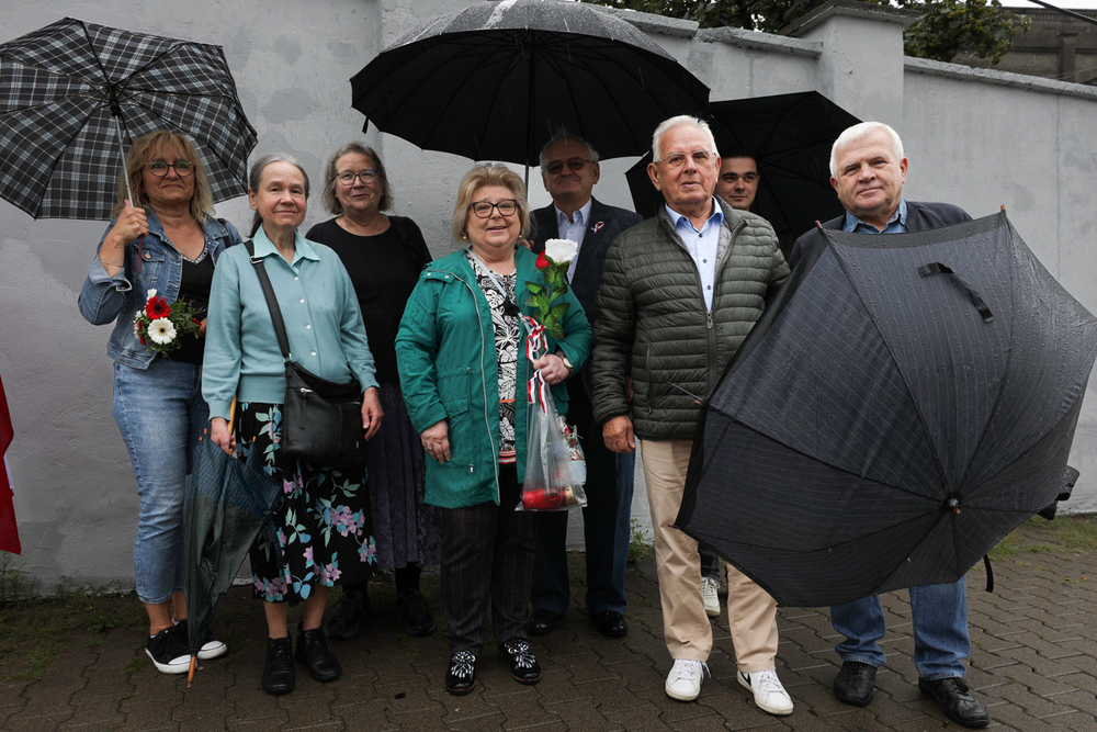 Odsłonięcie tablicy upamiętniającej zamordowanych przez Niemców mieszkańców kamienicy przy ul. Wolskiej 94 – Warszawa, 5 sierpnia 2024. Fot. Mateusz Niegowski (IPN)