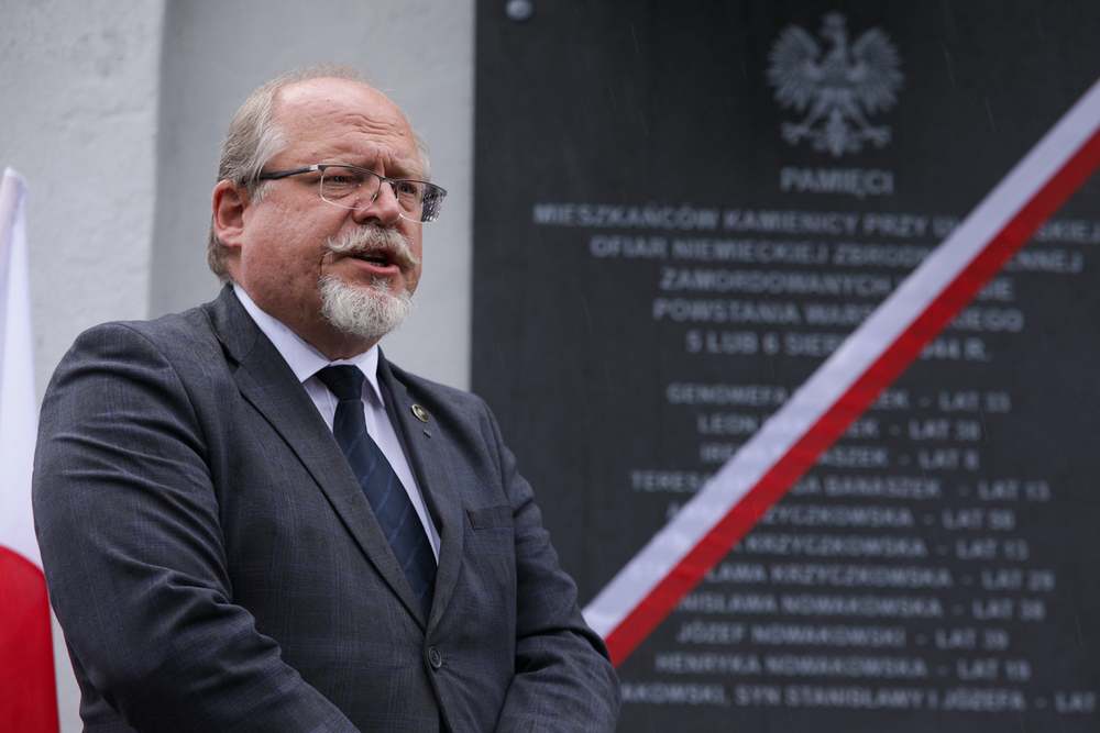 Odsłonięcie tablicy upamiętniającej zamordowanych przez Niemców mieszkańców kamienicy przy ul. Wolskiej 94 – Warszawa, 5 sierpnia 2024. Na zdj. dyrektor BUWiM Adam Siwek. Fot. Mateusz Niegowski (IPN)