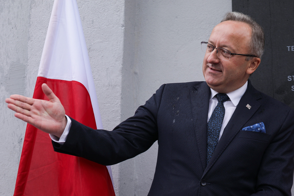 Odsłonięcie tablicy upamiętniającej zamordowanych przez Niemców mieszkańców kamienicy przy ul. Wolskiej 94 – Warszawa, 5 sierpnia 2024. Na zdj. zastępca prezesa IPN dr hab. Karol Polejowski. Fot. Mateusz Niegowski (IPN)