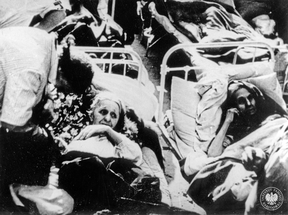 Pacjenci jednego z powstańczych szpitali (fot. z zasobu AIPN)