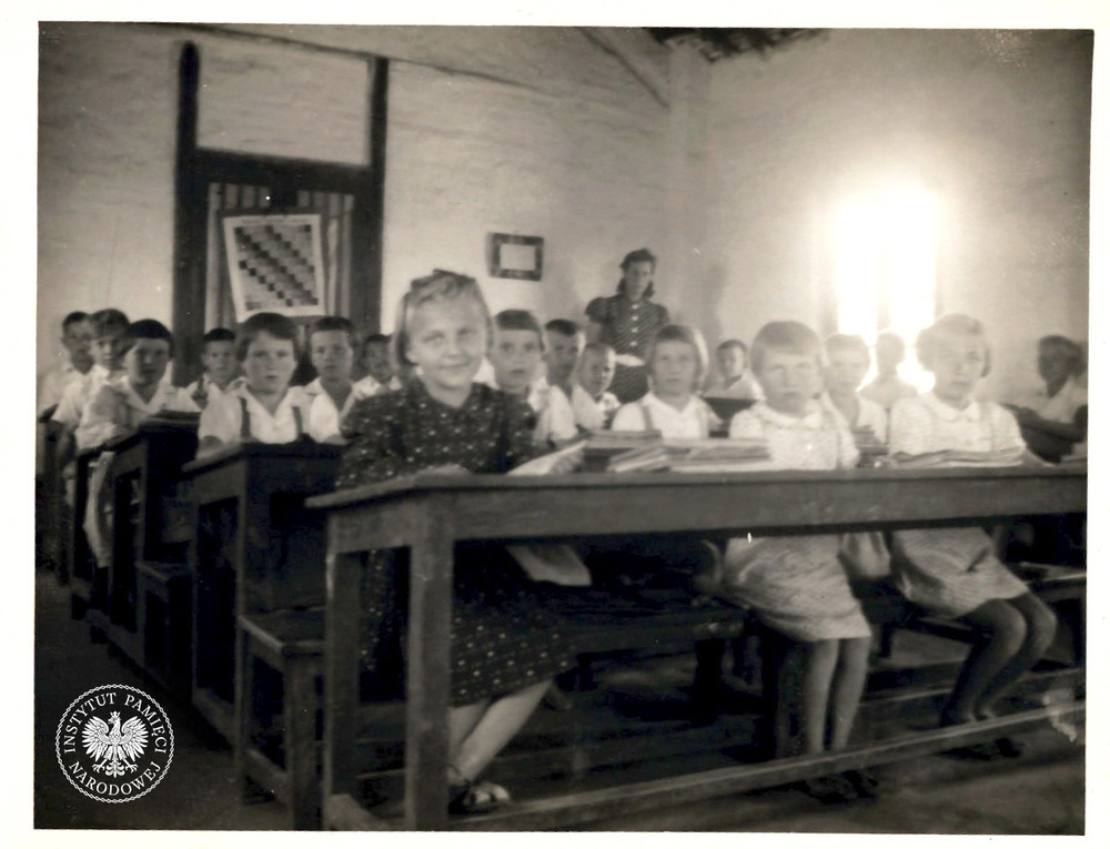 Osiedle dzieci polskich w Balachadi koło Jamnagaru, wychowankowie sierocińca w Balachadi. Zdjęcie pochodzące ze znajdującego się w zasobie Archiwum IPN w Warszawie zespołu: Koło Polaków z Indii 1942-1948 (fot. z zasobu IPN, sygn. IPN BU 4042/334)