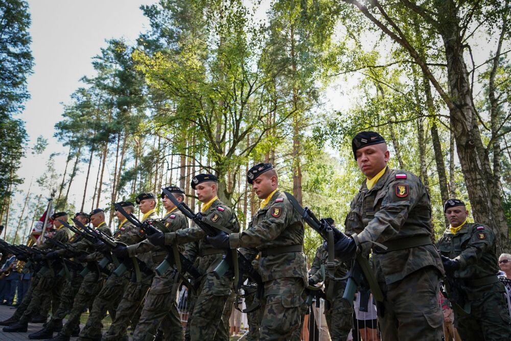 Oddaliśmy hołd poległym Bohaterom walk z 1920 roku – Ossów, 15 sierpnia 2024. Fot. Mateusz Niegowski (IPN)