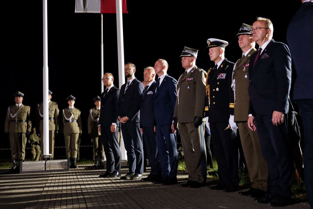 Uroczysty Capstrzyk przy krzyżu upamiętniającym ks. Mjr. Ignacego Skorupkę – Ossów, 14 sierpnia 2024. Fot. Mikołaj Bujak (IPN)