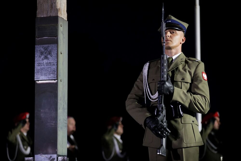 Uroczysty Capstrzyk przy krzyżu upamiętniającym ks. Mjr. Ignacego Skorupkę – Ossów, 14 sierpnia 2024. Fot. Mikołaj Bujak (IPN)