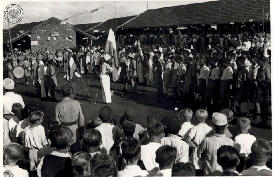 Uroczystości związane z Dniem Niepodległości Indii zorganizowane w Osiedlu Polskim w Valivade, 15 sierpnia 1947 r. (fot. z zasobu AIPN)