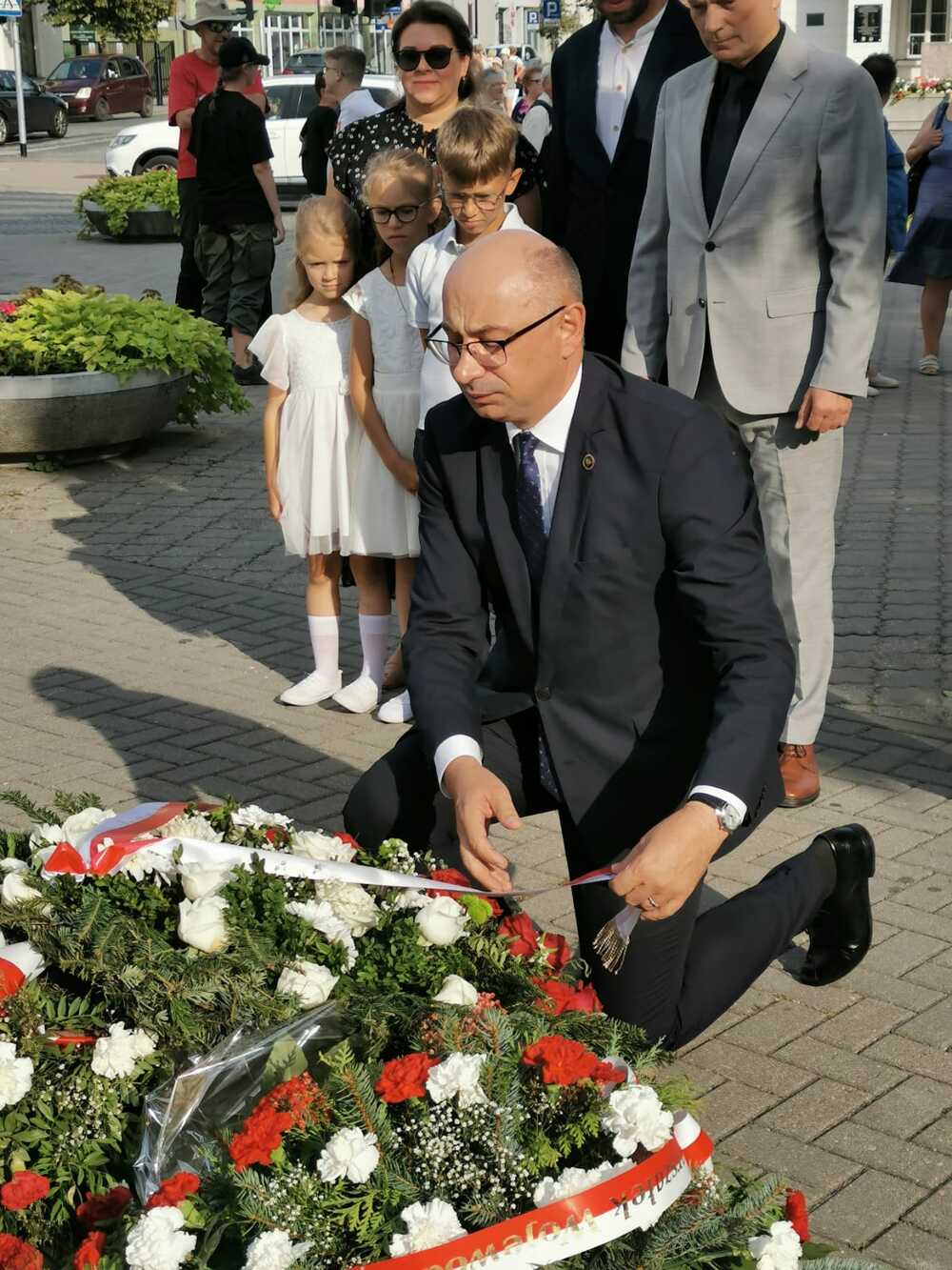Złożenie wieńca pod pomnikiem upamiętniającym wyzwolenie Płocka z bolszewickiej okupacji 18 sierpnia 1920 roku. Fot. IPN