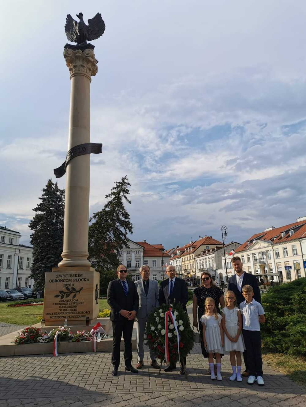 Złożenie wieńca pod pomnikiem upamiętniającym wyzwolenie Płocka z bolszewickiej okupacji 18 sierpnia 1920 roku. Fot. IPN