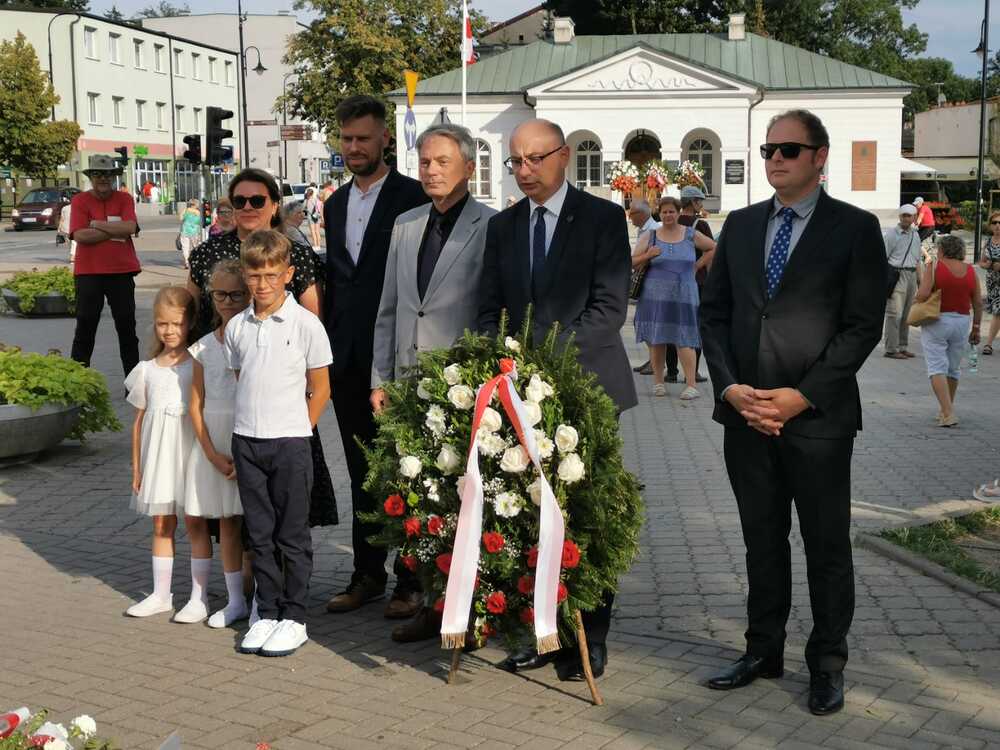 Złożenie wieńca pod pomnikiem upamiętniającym wyzwolenie Płocka z bolszewickiej okupacji 18 sierpnia 1920 roku. Fot. IPN