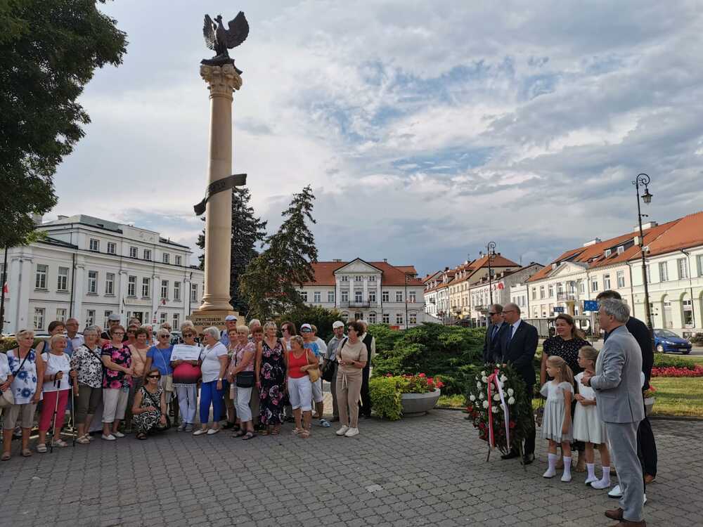 Złożenie wieńca pod pomnikiem upamiętniającym wyzwolenie Płocka z bolszewickiej okupacji 18 sierpnia 1920 roku. Fot. IPN
