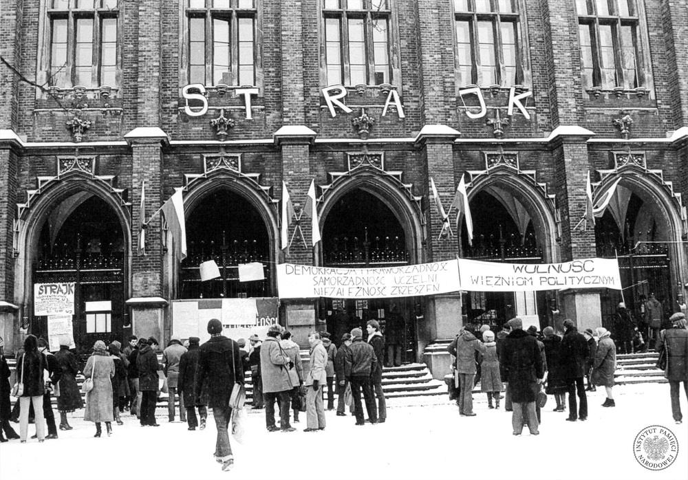 Strajk studentów Uniwersytetu Jagiellońskiego w Krakowie w lutym 1981 roku (fot. z zasobu IPN)