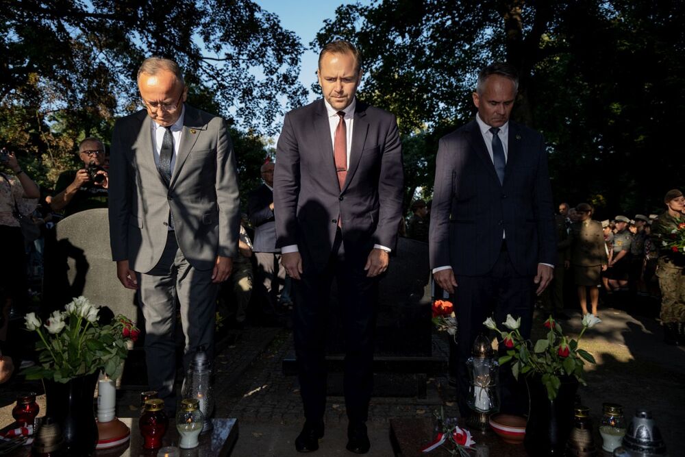 Upamiętniliśmy Bohaterów w 78. rocznicę ich śmierci. Na zdj. (od lewej) zastępca prezesa IPN dr hab. Karol Polejowski, prezes IPN dr Karol Nawrocki, dyrektor gdańskiego oddziału IPN dr Marek Szymaniak – Gdańsk, 28 sierpnia 2024. Fot. Roman Jocher