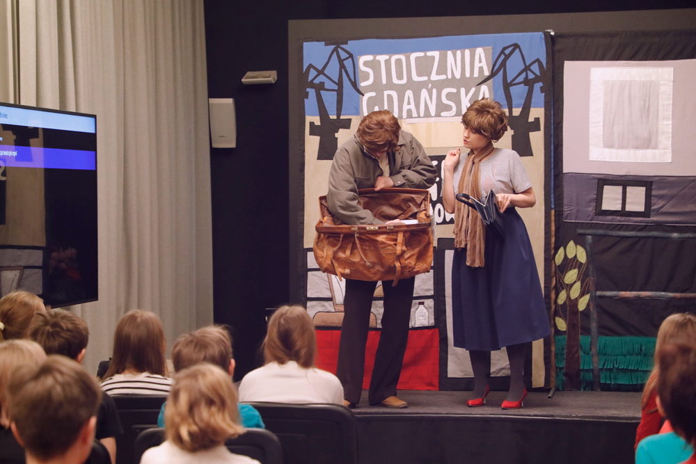 Spektakl dla dzieci „Historia Wiktorii i Franka”. Fot. Piotr Życieński (IPN)