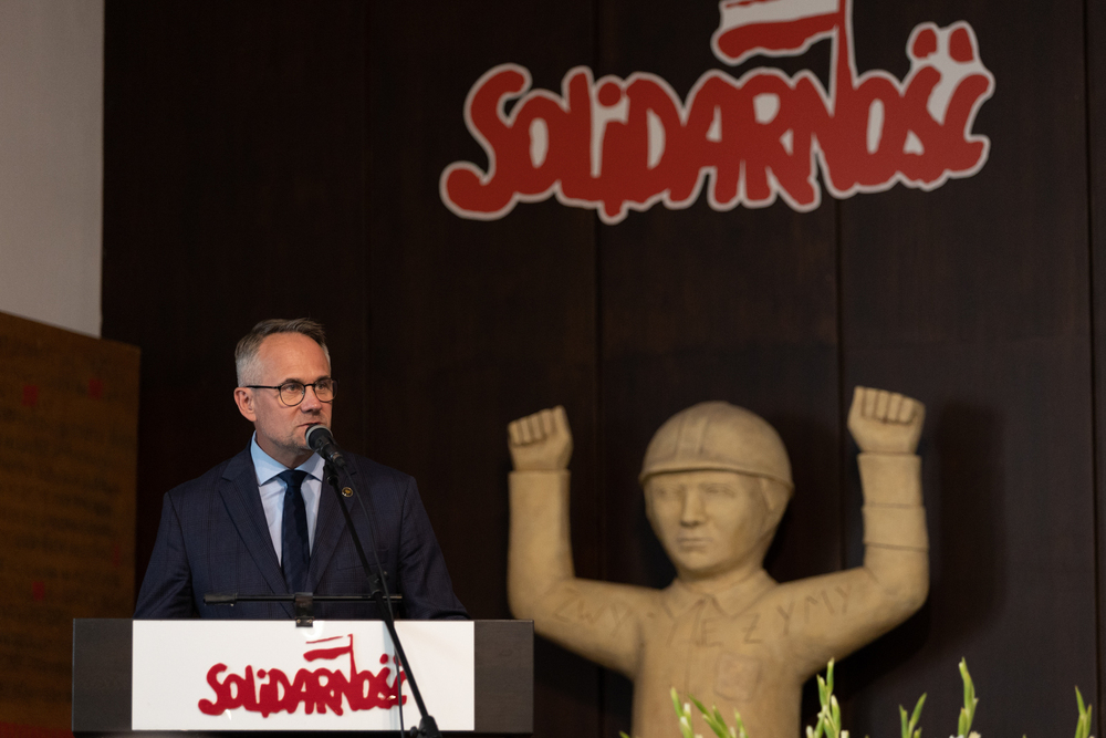 Uroczystość wręczenia Krzyży Wolności i Solidarności działaczom opozycji niepodległościowej z lat 1956–1989 – Gdańsk, 30 sierpnia 2024. Na zdj. dyrektor gdańskiego oddziału IPN dr Marek Szymaniak. Fot. Roman Jocher