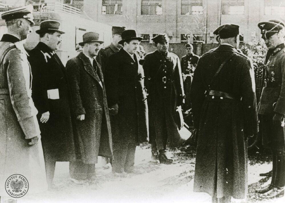 Delegacja polska w czasie rozmów kapitulacyjnych z Niemcami. Trzeci od lewej Felicjan Jabłoński, czwarty – prezydent Warszawy Stefan Starzyński. Po prawej niemiecki generał piechoty Johannes Blaskowitz (pierwszy od prawej), dowódca 8. Armii niemieckiej, rozmawia z generałem dywizji Tadeuszem Kutrzebą (drugi od prawej), zastępcą dowódcy Armii „Warszawa”, 28 września 1939 r. (fot. z zasobu IPN)