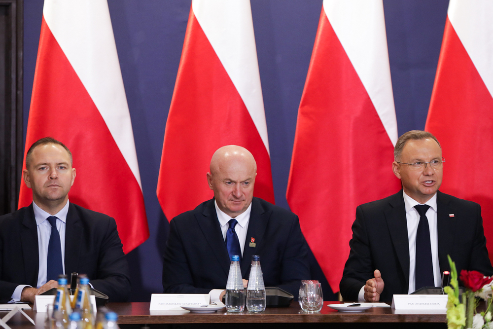 Posiedzenie Rady ds. Samorządu Terytorialnego NRR z udziałem prezesa IPN – Wieluń, 1 września 2024. Na zdj. (od lewej): prezes IPN dr Karol Nawrocki, Jarosław Stawiarski i prezydent RP Andrzej Duda. Fot. Mikołaj Bujak (IPN)