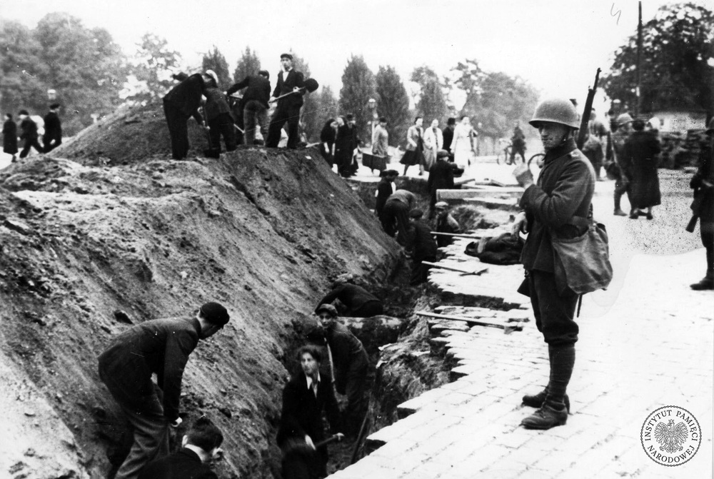 Ludność Warszawy kopiąca rowy przeciwlotnicze w 1939 r. Autor: Julien Bryan. Zdjęcie pochodzi ze zbioru przekazanego do zasobu IPN przez p. Wandę Nosal (fot. z zasobu IPN)