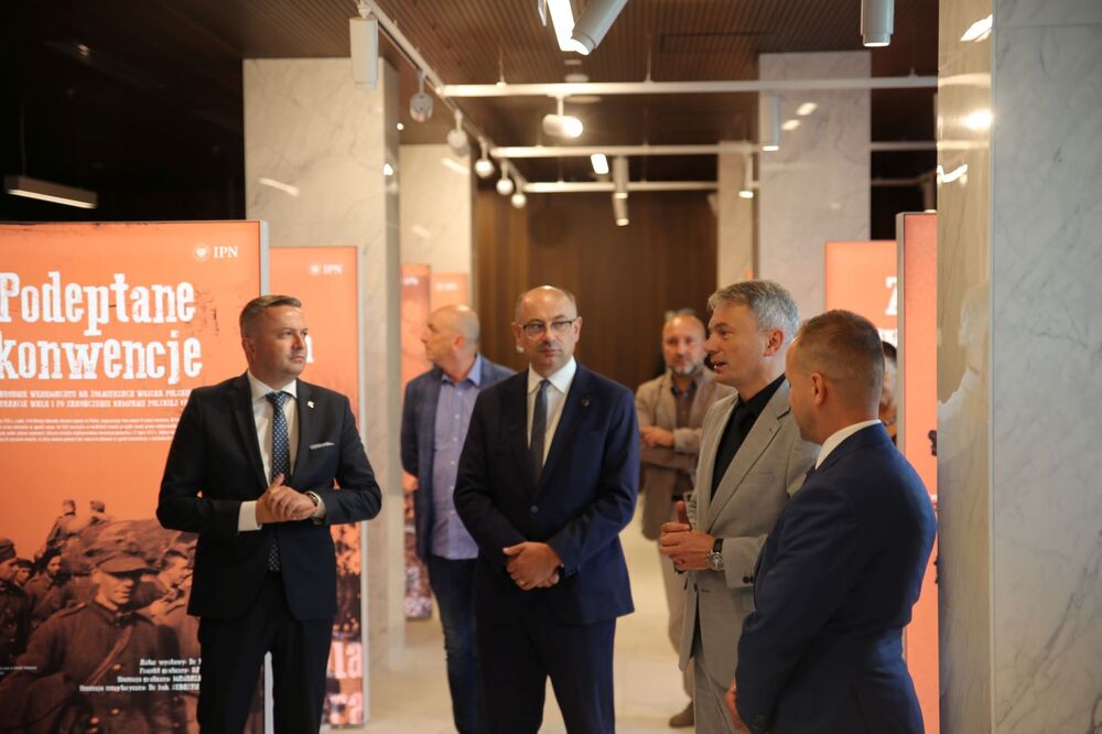 Otwarcie wystawy „Podeptane konwencje. Zbrodnie Wehrmachtu na żołnierzach Wojska Polskiego w trakcie walk i po zakończeniu kampanii polskiej 1939 r.” – Warszawa, 3 września 2024. Fot. Rafał Pękalski (IPN)