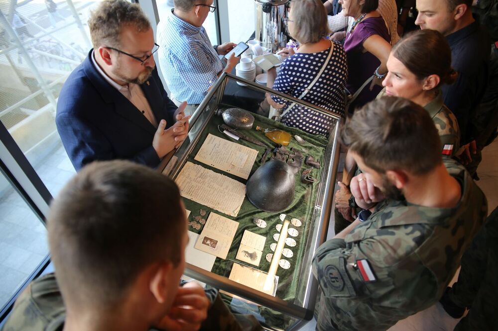 Otwarcie wystawy „Podeptane konwencje. Zbrodnie Wehrmachtu na żołnierzach Wojska Polskiego w trakcie walk i po zakończeniu kampanii polskiej 1939 r.” – Warszawa, 3 września 2024. Fot. Rafał Pękalski (IPN)