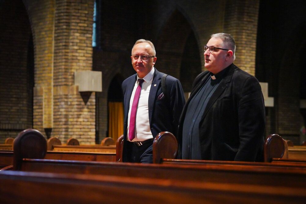 Delegacja IPN na Polskim Cmentarzu Wojennym w Lommel – 4 września 2024. Na zdj. od lewej zastępca prezesa IPN dr hab. Karol Polejowski, proboszcz Józef Okonek. Fot. Mateusz Niegowski (IPN)