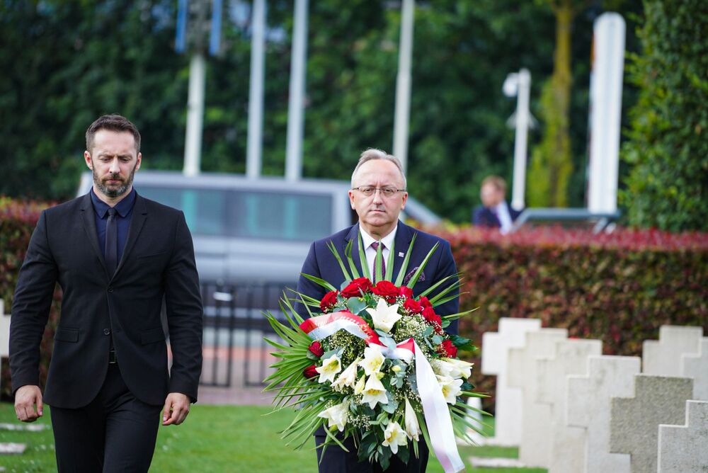 Wizyta delegacji IPN na Polskim Honorowym Cmentarzu Wojennym w Bredzie – 4 września 2024. Na zdj. od lewej. dr Mateusz Marek, dr hab. Karol Polejowski. Fot. Mateusz Niegowski (IPN)
