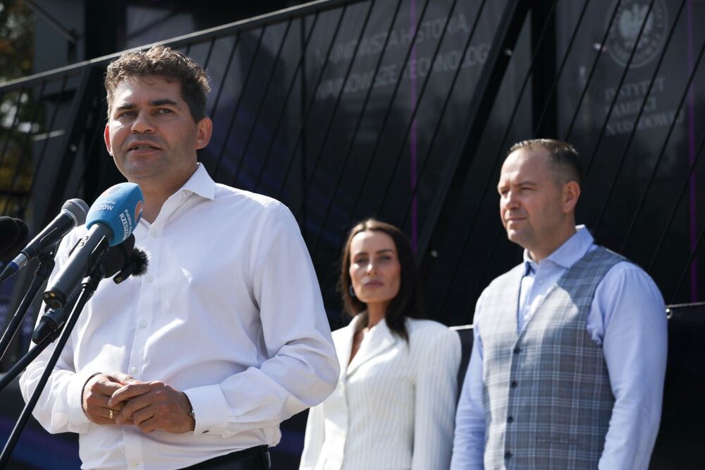 Prezentacja Mobilnego Przystanku Historia Przyszłości w Stalowej Woli. Na zdj. od lewej: Lucjusz Nadbereżny, prezydent Stalowej Woli, Magdalena Hajduk, dyrektor BNT IPN i dr Karol Nawrocki, prezes IPN  – 5 września 2024. Fot. Mikołaj Bujak (IPN)