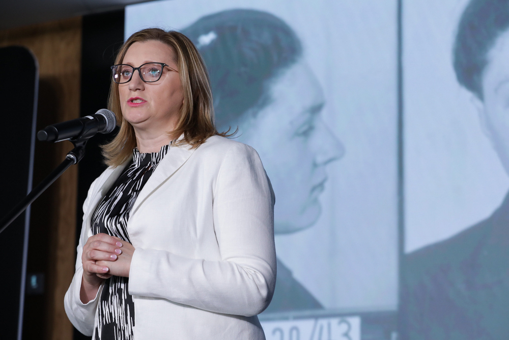 Konferencja prasowa na temat bazy ofiar niemieckich zbrodni II wojny światowej straty.pl. Na zdj. dyrektor Archiwum IPN Marzena Kruk – Warszawa, 6 września 2024. Fot. Mikołaj Bujak (IPN)