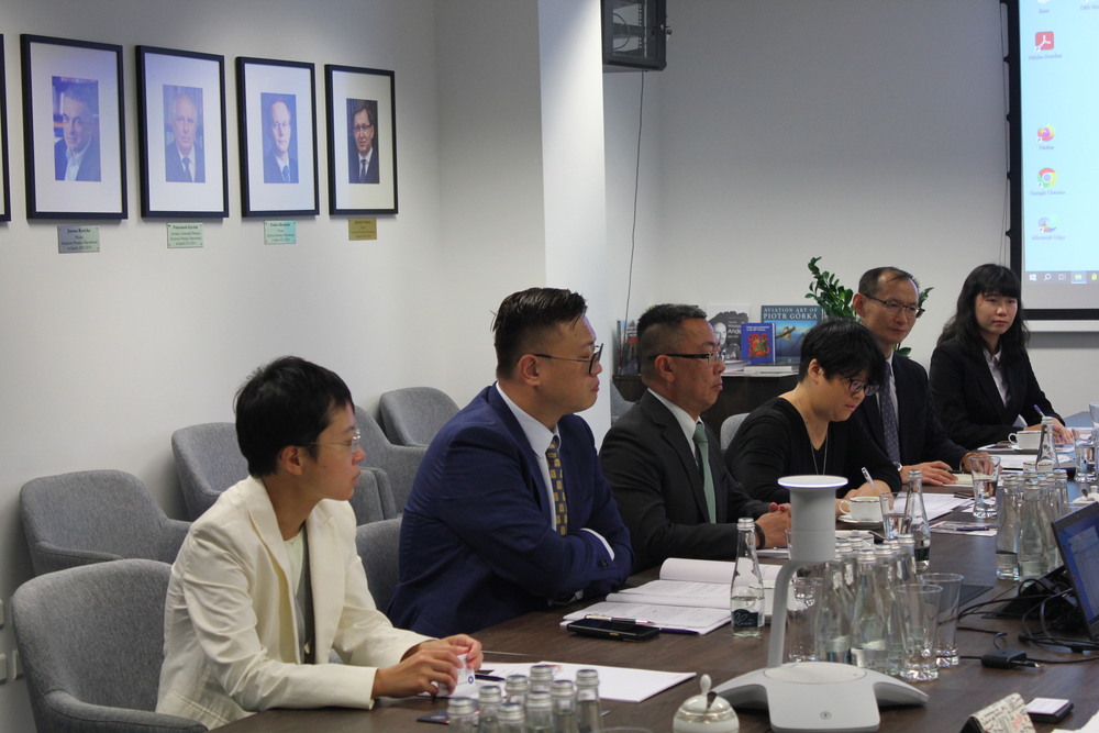 Przedstawiciele rządu Republiki Chińskiej (Tajwanu) z wizytą w Instytucie Pamięci Narodowej. Na zdj. Dr Ming Hsin Lin, Yen-Fu Lee, Ming-Hsin Lin, Shih Pu oraz sekretatrz przedstawicielstwa Tajpej w Polsce Michaelle Liu i tłumaczka Wei-Yun Lin – Warszawa, 2 września 2024. Fot. Sławomir Bardski (IPN)