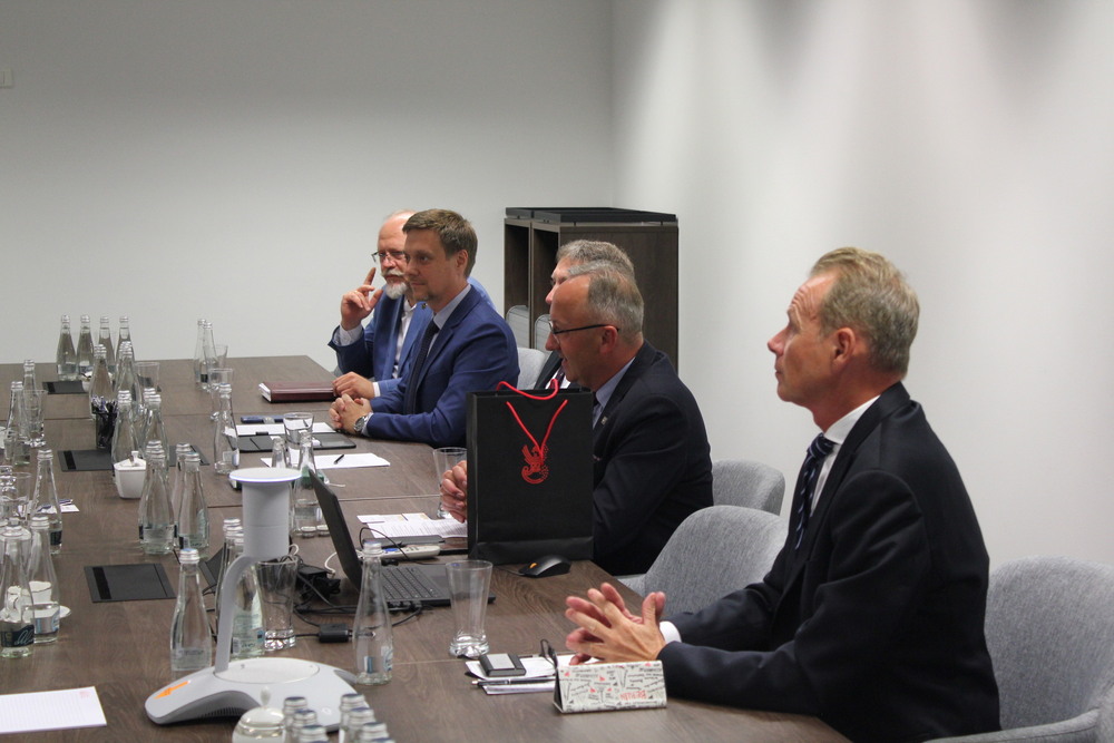 Przedstawiciele rządu Republiki Chińskiej (Tajwanu) z wizytą w Instytucie Pamięci Narodowej. Na zdj. dyrektor Biura Upamiętniania Walk i Męczeństwa dr Adam Siwek, zastępca dyrektora Archiwum IPN dr Mariusz Żuławnik, prokurator IPN Bogusław Czerwiński, zastępca prezesa IPN dr hab. Karol Polejowski, zastępca dyrektora Biura Lustracji Artur Napióra – Warszawa, 2 września 2024. Fot. Sławomir Bardski (IPN)