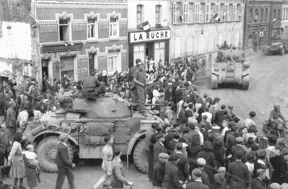 Żołnierze 1. Dywizji Pancernej wyzwalający spod niemieckiej okupacji miejscowość Libé we Francji , 1944 r. (fot. AIPN)