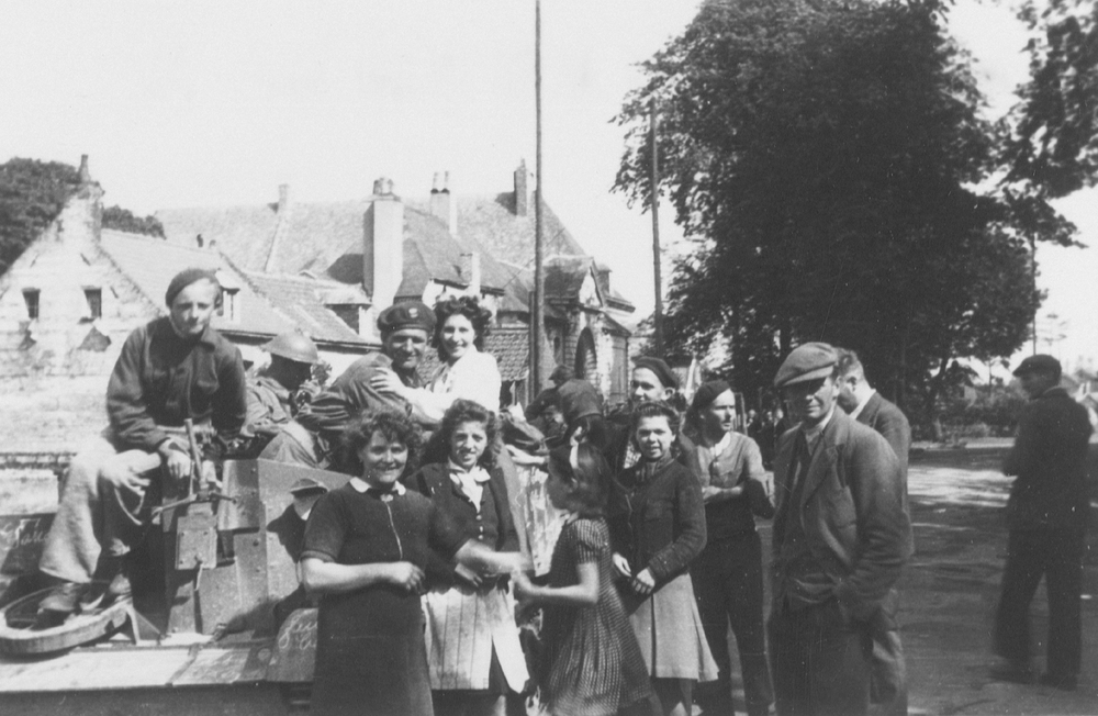 Żołnierze 1. Dywizji Pancernej wyzwalający spod niemieckiej okupacji miejscowość Libé we Francji , 1944 r. (fot. AIPN)