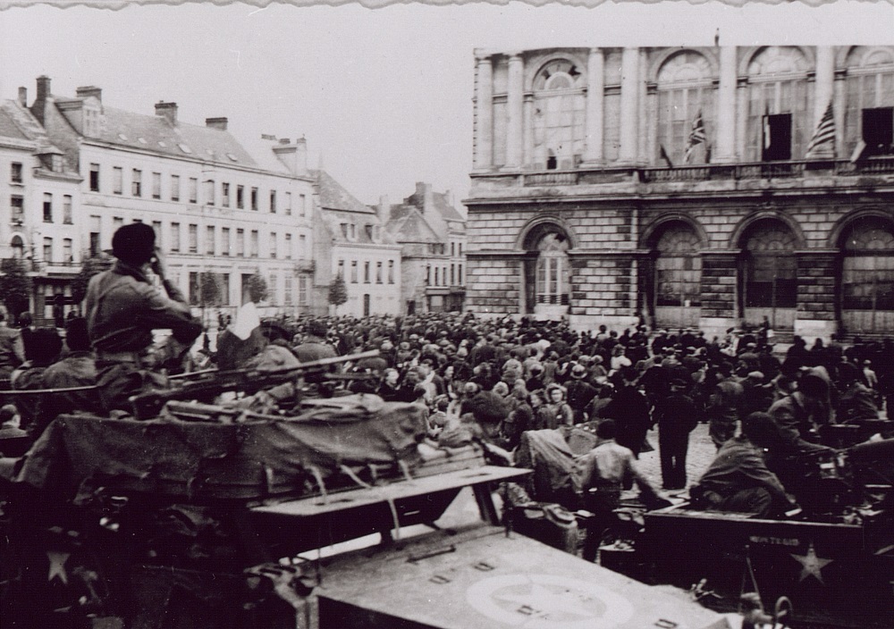 Żołnierze  1. Dywizji Pancernej wyzwalający spod niemieckiej okupacji miejscowość Saint-Omer we Francji , 1944 r. (fot. AIPN)