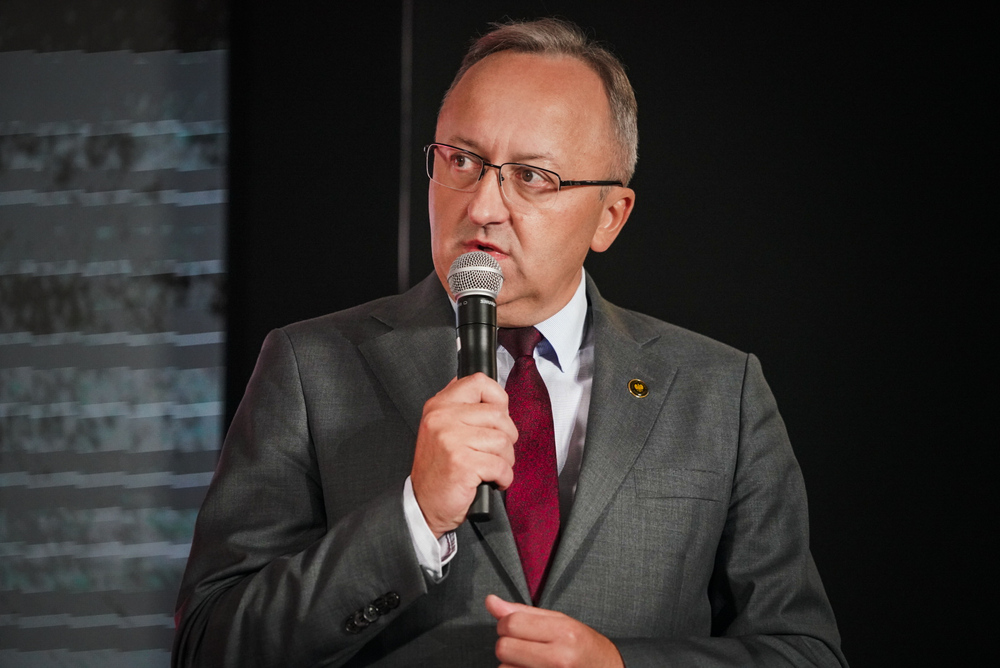 Ogólnopolska konferencja naukowa: „Reminiscencje śmierci ks. Jerzego Popiełuszki”. Na zdj. zastępca prezesa IPN dr hab. Karol Polejowski – Warszawa, 11 września 2024. Fot. Mateusz Niegowski (IPN)