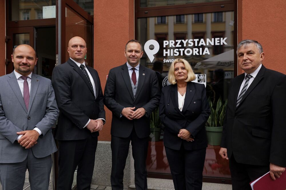 Nowy Przystanek Historia IPN otwarty – Świdnica, 11 września 2024. Na zdj. od lewej dyrektor Oddziału IPN we Wrocławiu dr hab. Kamil Dworaczek, dyrektor Biura Przystanków Historia Łukasz Witek, prezes IPN dr Karol Nawrocki, prezydent Świdnicy Beata Moskal-Słaniewska, prezes Świdnickiego Stowarzyszenia Patriotycznego Tadeusz Grabowski. Fot. Mikołaj Bujak (IPN)