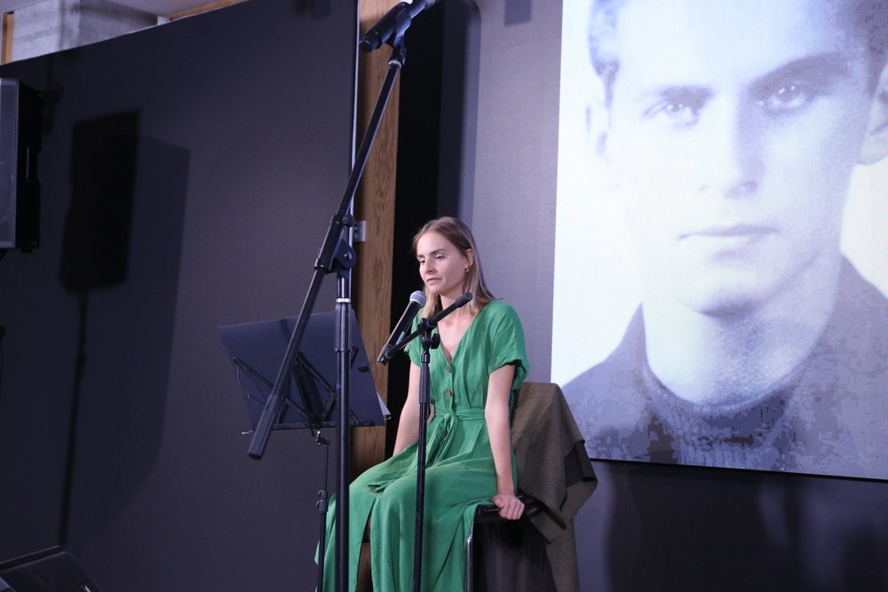 Co znaczyło kochać w okupowanej Warszawie? Spektakl o żonie Krzysztofa Baczyńskiego w Centralnym Przystanku Historia IPN. Na zdj. Aleksandra Mirecka – Warszawa, 13 września 2024. Fot. Agnieszka Szajewska (IPN)