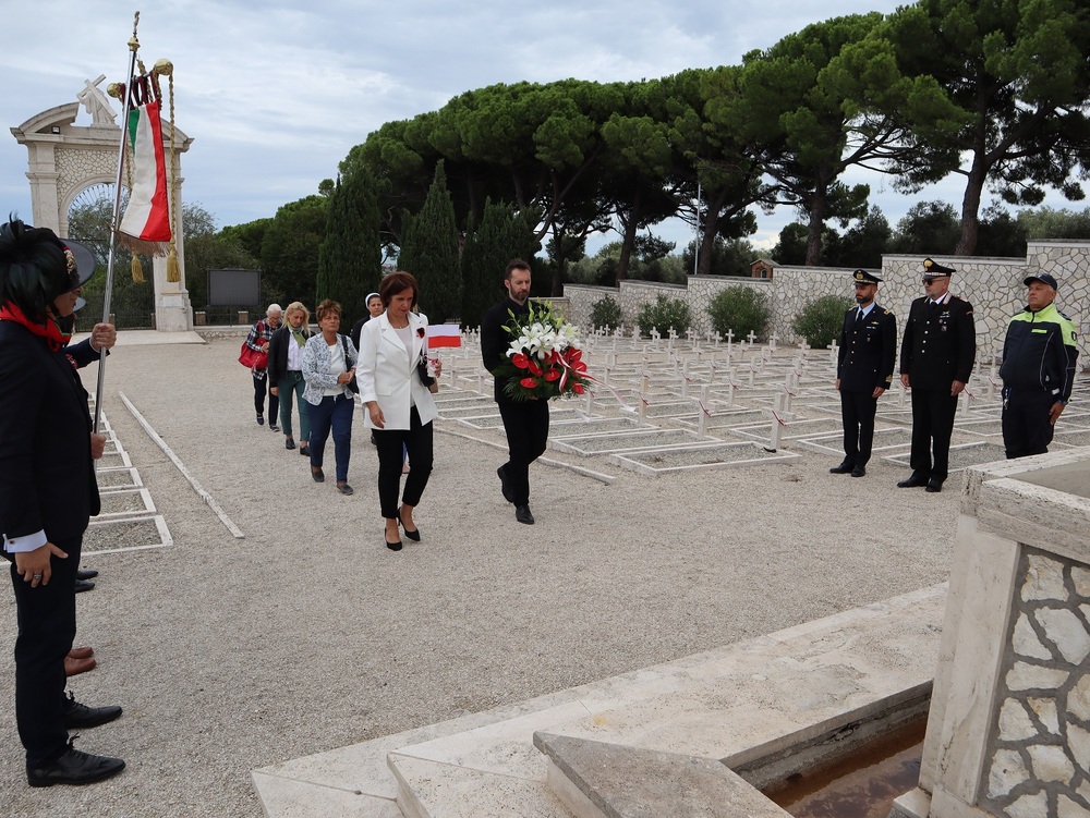 Odsłonięcie wystawy IPN „Szlaki Nadziei. Odyseja Wolności”. Na zdj. zastępca dyrektora Biura Współpracy Międzynarodowej IPN dr Mateusz Marek i Anna Traczewska, założycielka i dyrektorka Szkoły Języka i Kultury Polskiej ANDERS we Włoszech – Loreto (Włochy), 15 września 2024. Fot. Marco Vittorio Radici