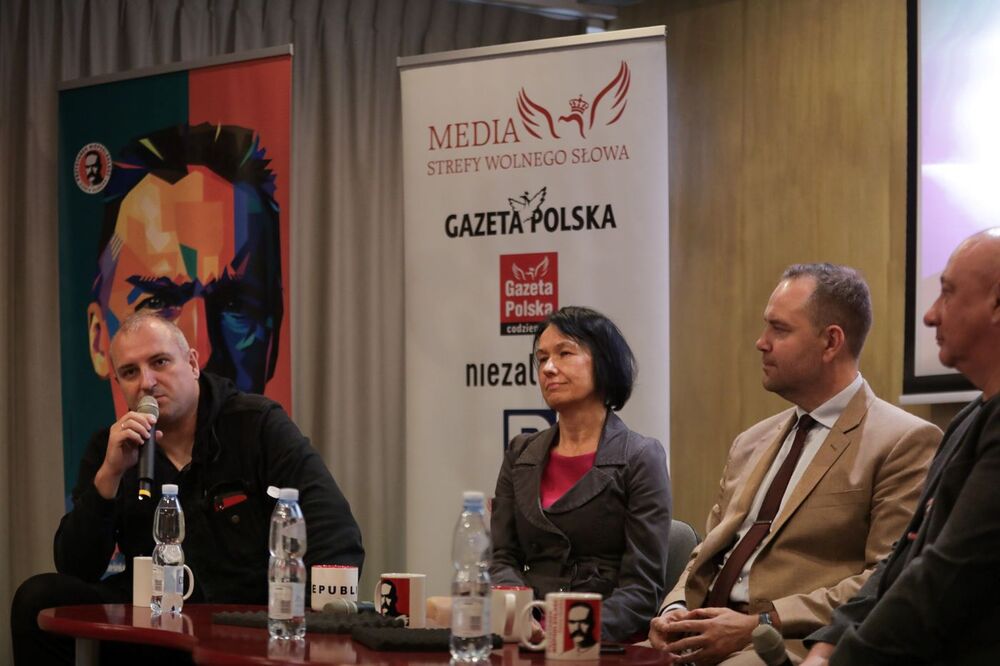 IX edycja Przystanku Niepodległość – Lewin Kłodzki, 13 września 2024. Na zdj. od lewej Miłosz Lodowski – współwłaściciel MxM Production House, Marta Morawiecka – historyk, dr Karol Nawrocki – prezes IPN, Tadeusz Płużański – historyk. Fot. Mikołaj Bujak (IPN)