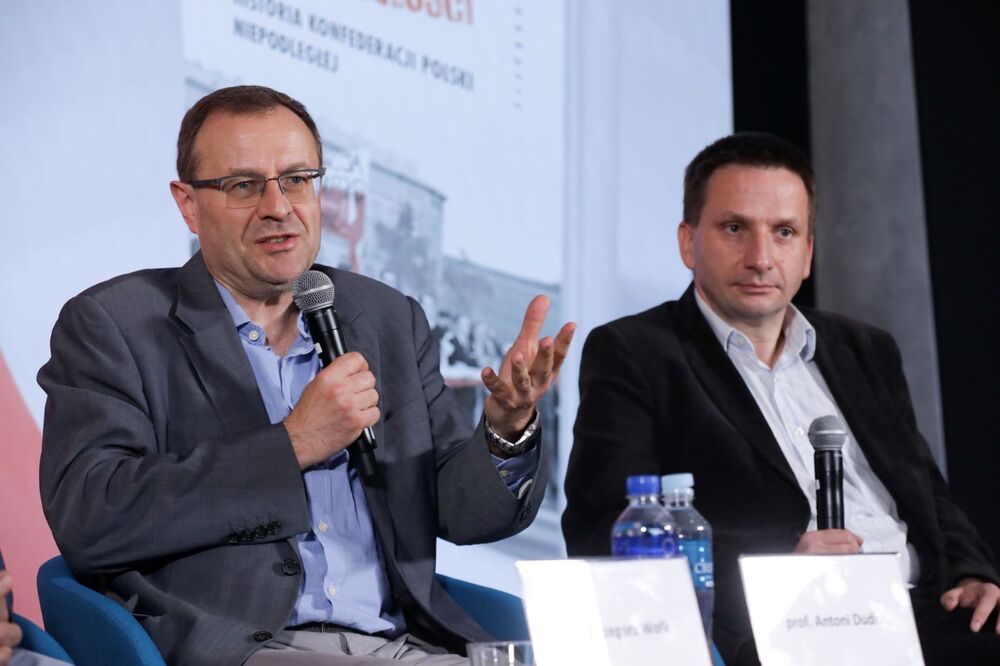 Dyskusja o książce „»Szaleńcy niepodległości«. Historia Konfederacji Polski Niepodległej” – Warszawa, 17 września 2024. Na zdj. od lewej prof. Antoni Dudek – Uniwersytet Kardynała Stefana Wyszyńskiego w Warszawie, dr Grzegorz Waligóra – Oddziałowe Biuro Badań Historycznych IPN we Wrocławiu. Fot. Mikołaj Bujak (IPN)