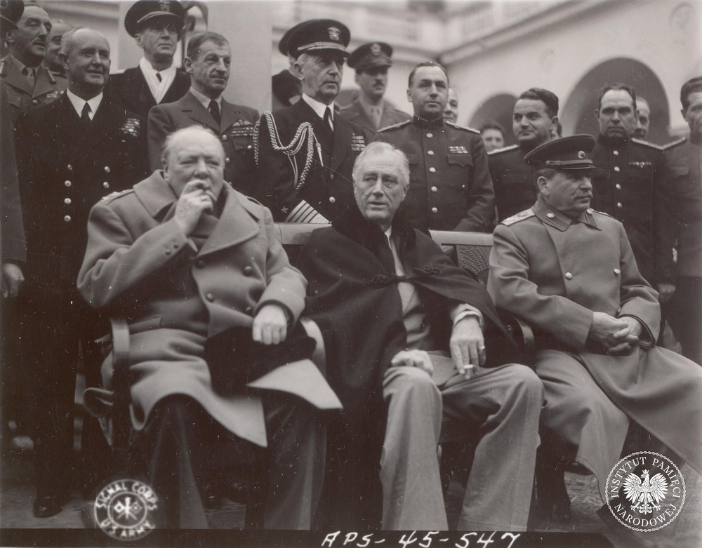 „Wielka trójka” podczas obrad konferencji w Jałcie w lutym 1945 r. z udziałem przedstawicieli ZSRS, Stanów Zjednoczonych i Wielkiej Brytanii. Siedzą od lewej: Winston Churchill, Franklin Delano Roosevelt, Józef Stalin. Zdjęcie ze zbioru kopii cyfrowych fotografii dokumentujących wydarzenia II wojny światowej pozyskanych z Narodowej Agencji Archiwów i Nagrań w College Park w stanie Maryland w USA (fot. z zasobu AIPN)