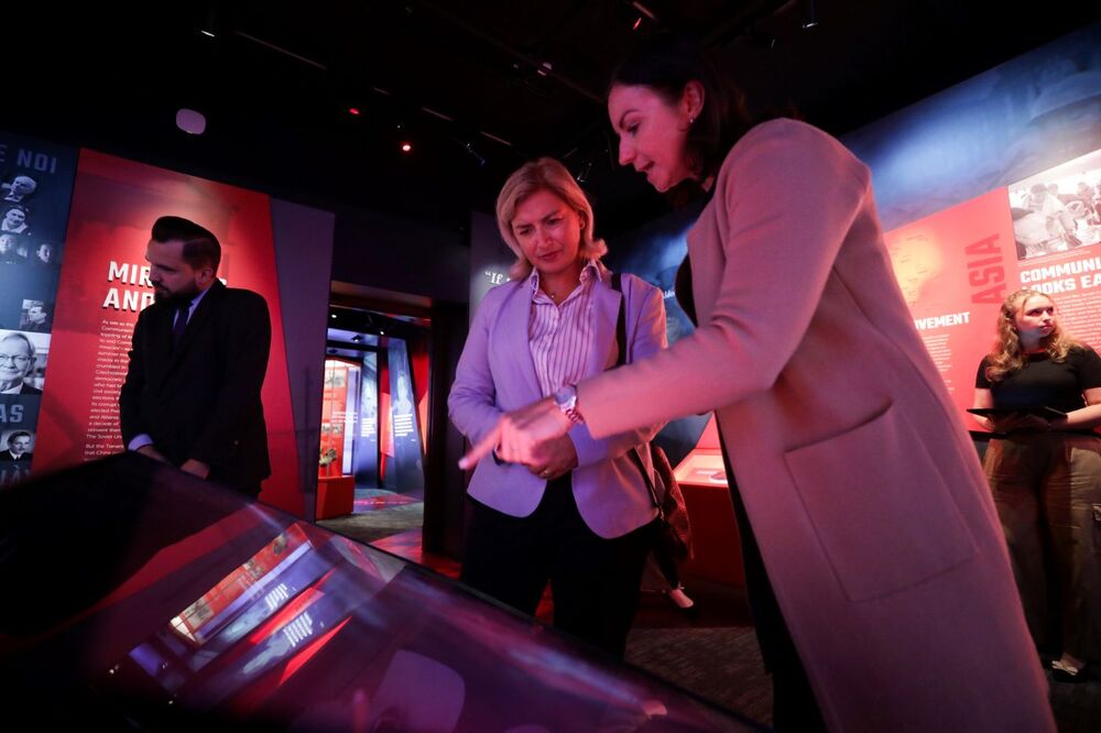 Delegacja IPN w Fundacji Pamięci Ofiar Komunizmu – Waszyngton, 19 września 2024. Na zdj. od lewej: dyrektor Biura Prezesa IPN Jarosław Dębowski, dyrektor Biura Współpracy Międzynarodowej IPN Agnieszka Jędrzak, dyrektor ds. stypendiów i koalicji Milda Mataciunaite-Boyce. Fot. Mikołaj Bujak (IPN)