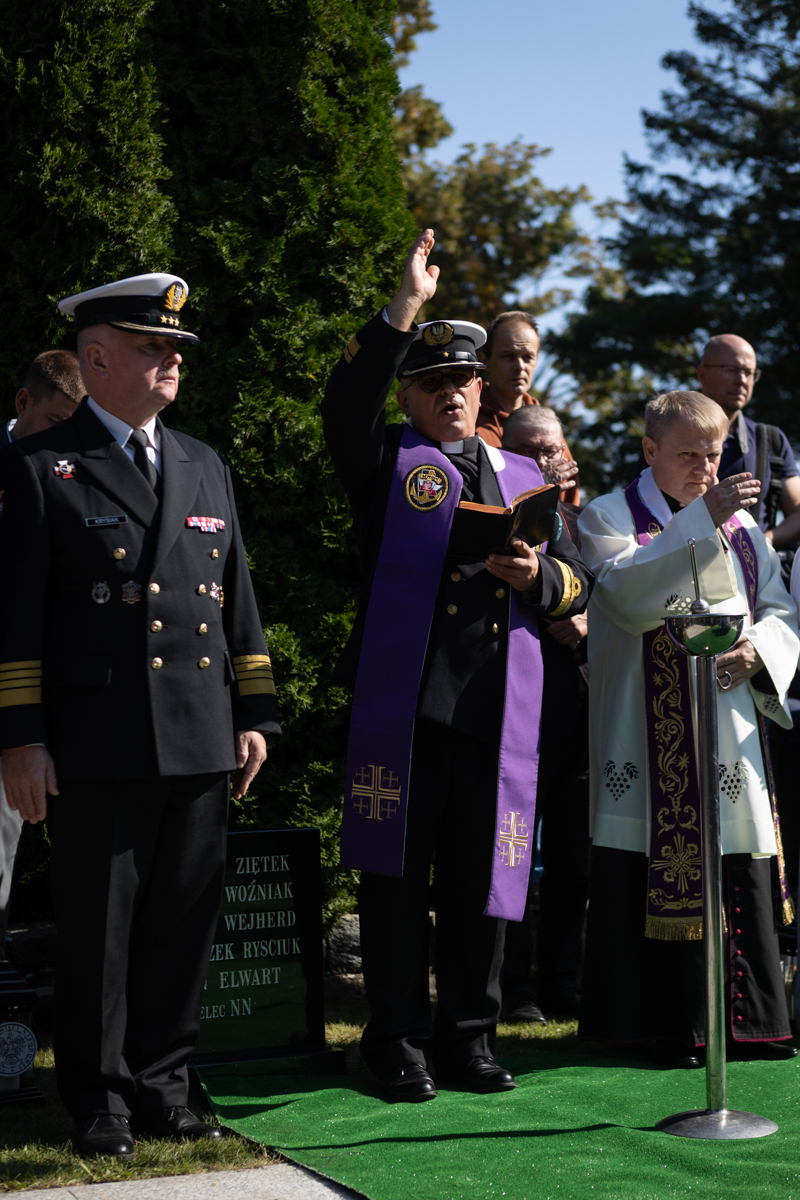 Uroczystości pogrzebowe szczątków śp. nieznanego Żołnierza Wojska Polskiego, poległego w obronie Kępy Oksywskiej – Kosakowo, 19 września 2024. Fot. Roman Jocher