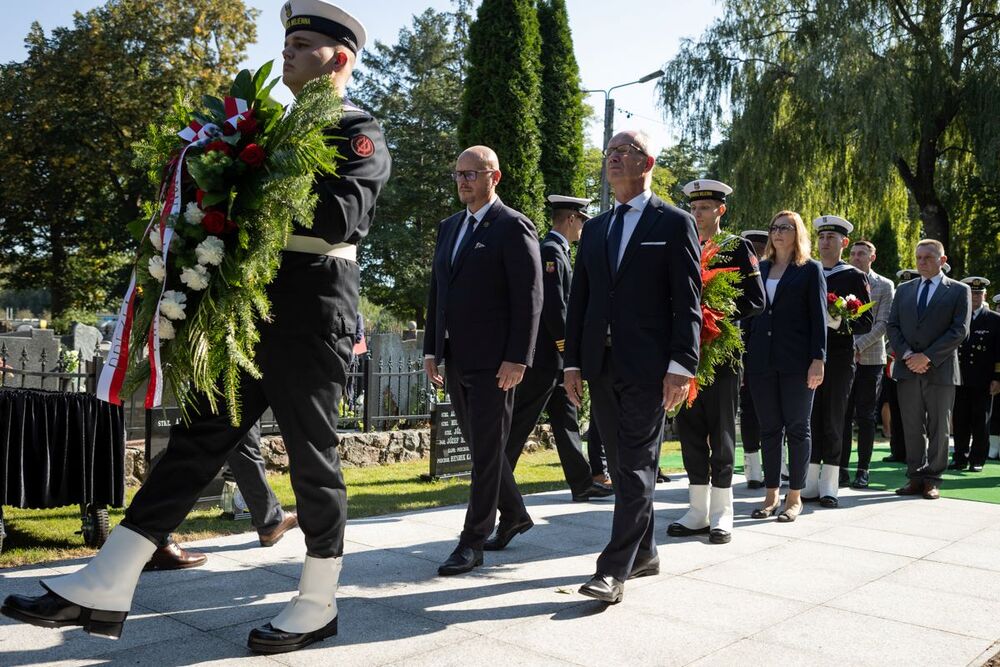 Uroczystości pogrzebowe szczątków śp. nieznanego Żołnierza Wojska Polskiego, poległego w obronie Kępy Oksywskiej – Kosakowo, 19 września 2024. Fot. Roman Jocher