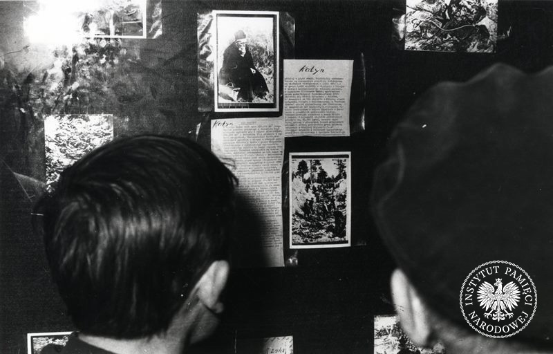 Dworzec kolejowy w Poznaniu. Gablota, w której „Solidarność” w 1981 r. umieściła materiały związane z mordem katyńskim. Fotografia wykonana przez funkcjonariuszy SB (fot. z zasobu IPN)