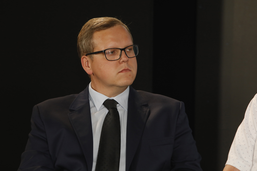 Otwarcie wystawy „Walczyć, ale czym? Jak Polacy uzbroili swoją milionową armię do wojny z sowiecką Rosją? Działalność Polskiej Wojskowej Misji Zakupów w Paryżu w latach 1919–1921” – Warszawa, 19 września 2024. Na zdj. autor scenariusza wystawy Adrian Rams – Instytut Pamięci Narodowej. Fot. Piotr Życieński (IPN)