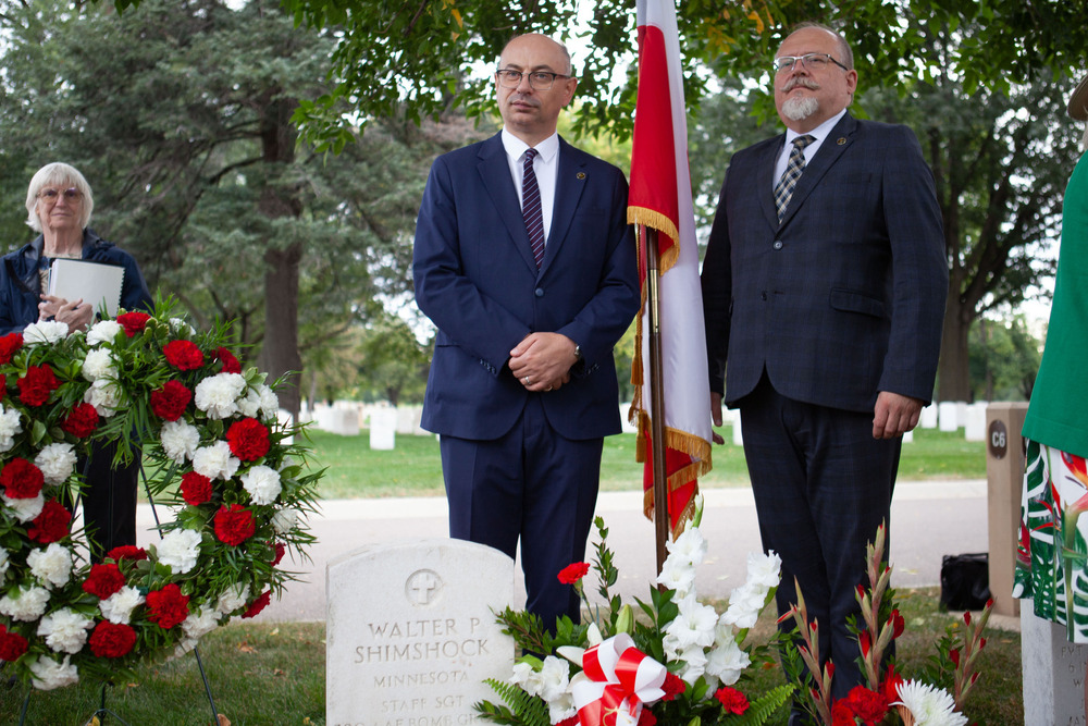 Uczciliśmy pamięć bohaterskich lotników samolotu Boeing B-17. Na zdj. zastępca prezesa IPN dr Mateusz Szpytma i dyrektor Biura Upamiętniania Walk i Męczeństwa dr Adam Siwek – Minneapolis, 21 września 2024. Fot. Jakub Nadstawny (IPN)