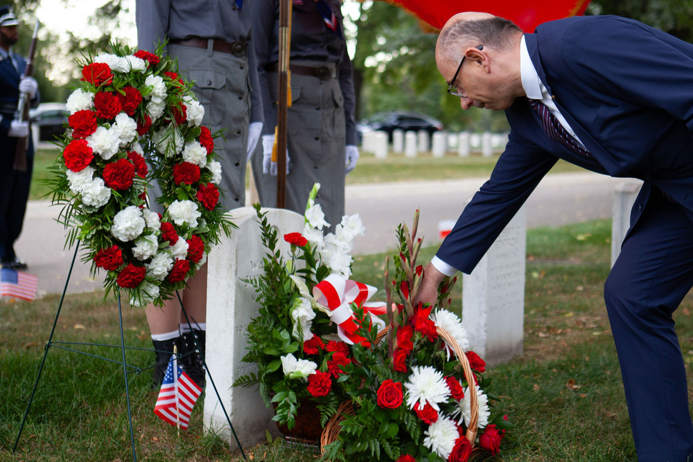 Uczciliśmy pamięć bohaterskich lotników samolotu Boeing B-17. Na zdj. zastępca prezesa IPN dr Mateusz Szpytma – Minneapolis, 21 września 2024. Fot. Jakub Nadstawny (IPN)