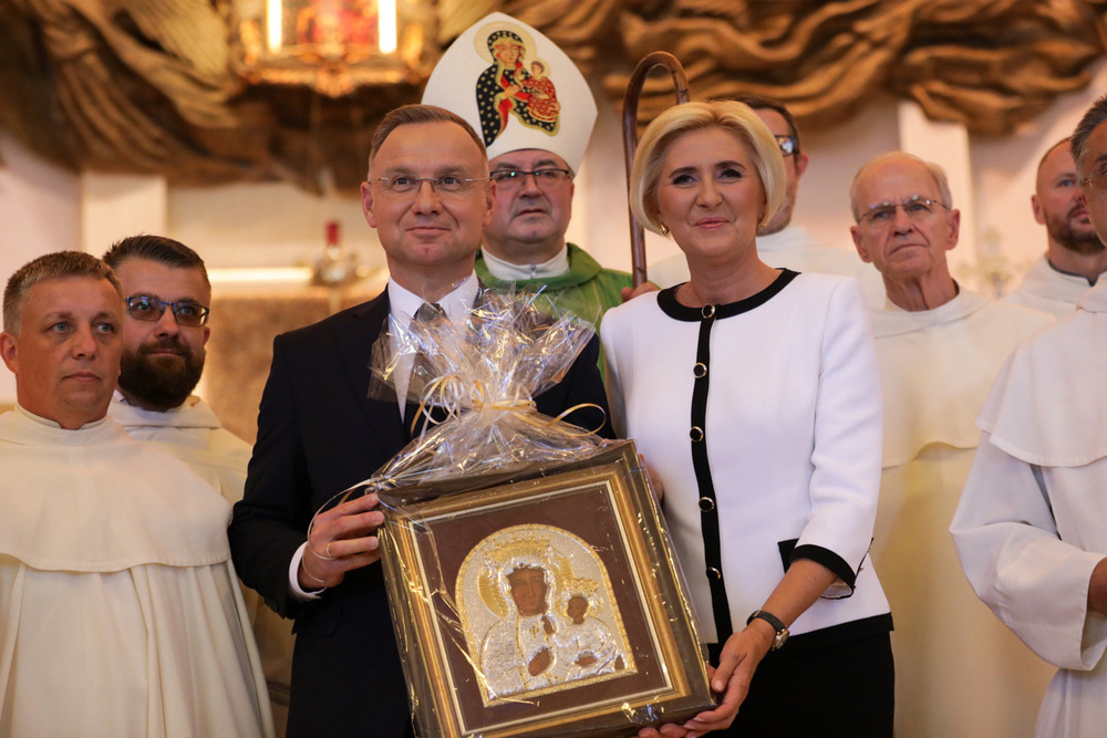 Poświęciliśmy pomnik Bohaterów „Walki o Niepodległość po 1944–45 roku i »Solidarności«”. Na zdj. Prezydent RP Andrzej Duda i Pierwsza Dama Agata Kornhauser-Duda – Doylestown (Pensylwania, Stany Zjednoczone), 22 września 2024. Fot. Mikołaj Bujak (IPN)