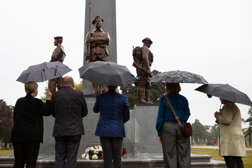 Złożenie wiązanek na cmentarzu św. Wojciecha w Niles – 24 września 2024. Fot. Jakub Nadstawny (IPN)