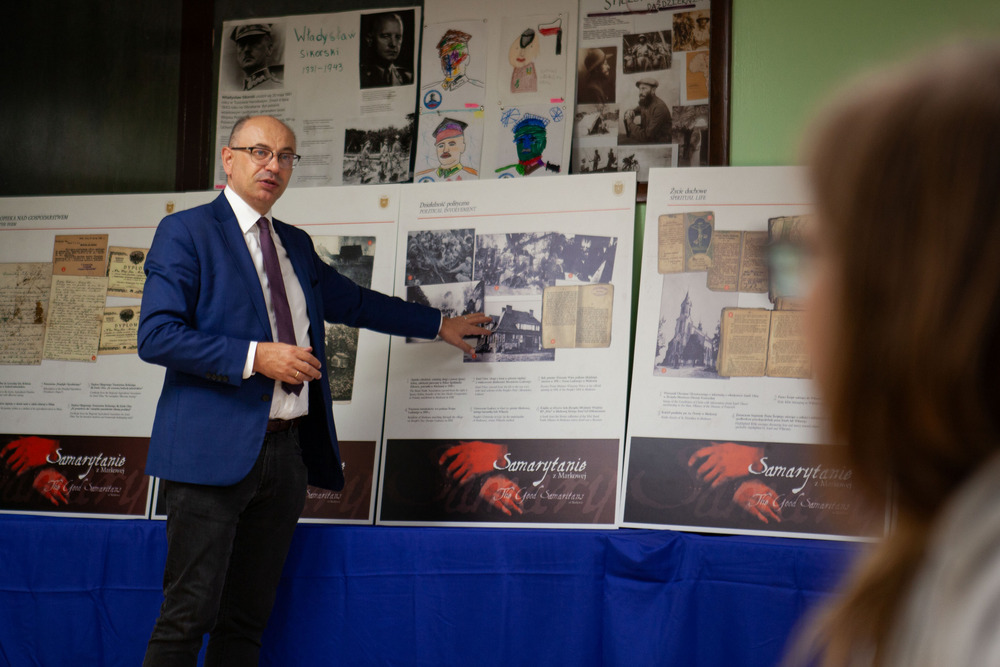 Wizyta w Polskiej Szkole Katolickiej im. św. Faustyny w Chicago. Na zdj. zastępca prezesa IPN dr Mateusz Szpytma – 24 września 2024. Fot. Jakub Nadstawny (IPN)